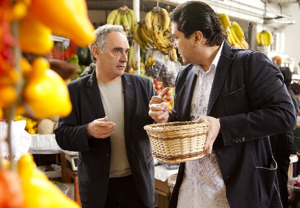 Ferran Adria y Gastón Acurio en el mercado de Surquillo. Foto: Marina Garcia Burgos